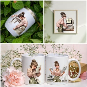 K&ouml;nnte beinhalten: Eine Sammlung von Artikeln mit einer Illustration einer gestressten Frau. Enth&auml;lt einen wei&szlig;en Becher, einen gerahmten Druck und zwei wei&szlig;e Tassen. Die Frau ist in einer rosa Bluse und gr&uuml;nen Hosen dargestellt, die mit einem Computer und Papierkram interagiert. Der Druck hat den Text "TRY TURNING IT OFF".