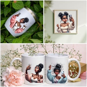 Puede incluir: Dos tazas de cer&aacute;mica blanca con una ilustraci&oacute;n en blanco y negro de una mujer tomando una selfie. La mujer de la taza de la izquierda lleva un su&eacute;ter rosa y la mujer de la taza de la derecha lleva un su&eacute;ter azul.