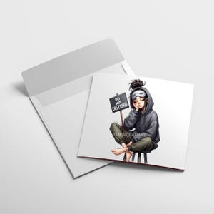 Puede incluir: Tarjeta de felicitaci&oacute;n cuadrada con una ilustraci&oacute;n de una persona con antifaz y sudadera con capucha gris, sosteniendo un letrero de "Do Not Disturb". La tarjeta viene con un sobre blanco. La ilustraci&oacute;n es de estilo caricatura.