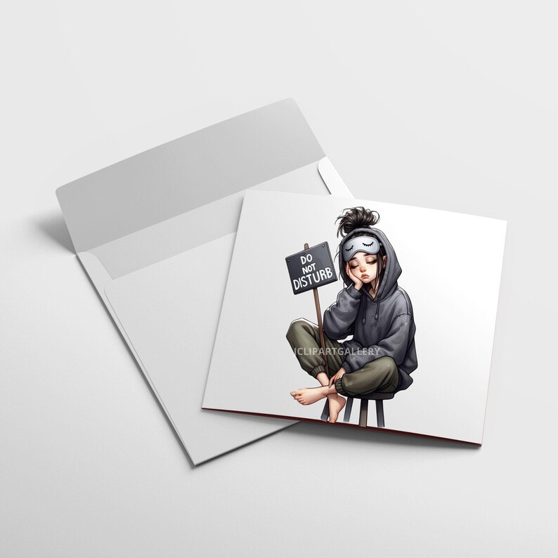 Puede incluir: Tarjeta de felicitaci&oacute;n cuadrada con una ilustraci&oacute;n de una persona con antifaz y sudadera con capucha gris, sosteniendo un letrero de "Do Not Disturb". La tarjeta viene con un sobre blanco. La ilustraci&oacute;n es de estilo caricatura.