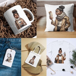 Op de afbeelding: Een collectie artikelen met een cartoonillustratie van een persoon met een hoog knotkapsel, gekleed in een beige trenchcoat, witte coltrui en sjaal, met een koffiebeker in de hand. De artikelen omvatten een witte keramische mok, een vierkant kussen, een wit papieren label, een witte canvas tas en een wit t-shirt.