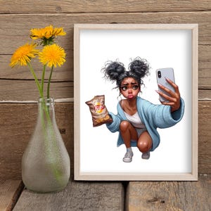 Puede incluir: Una ilustraci&oacute;n digital de una mujer con piel oscura y cabello casta&ntilde;o en dos mo&ntilde;os, vistiendo un c&aacute;rdigan azul claro y un top blanco, sosteniendo una bolsa de papas fritas Lay's y tom&aacute;ndose una selfie con un tel&eacute;fono inteligente.