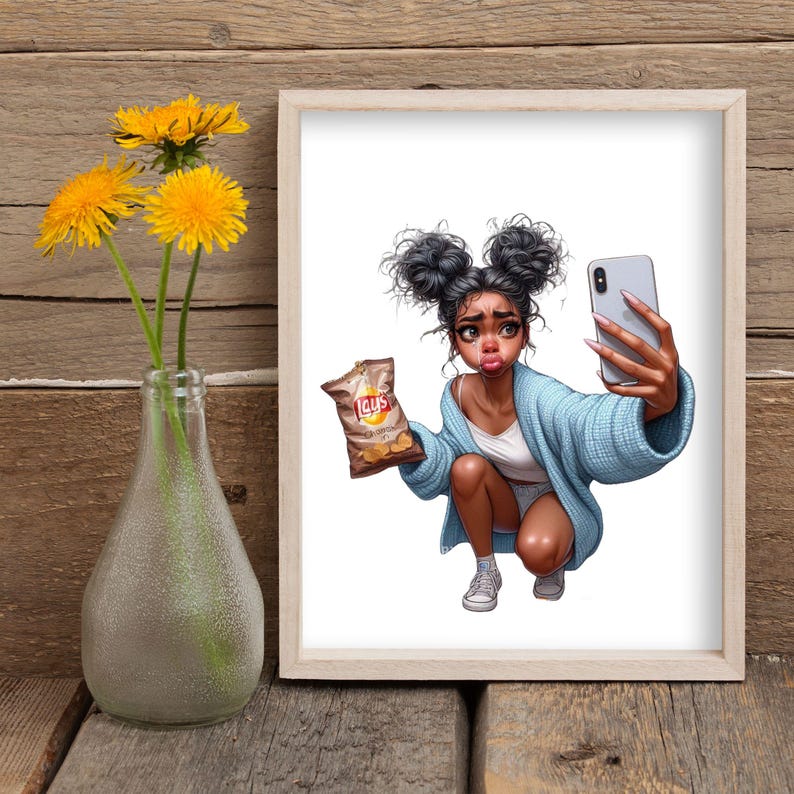 Puede incluir: Una ilustraci&oacute;n digital de una mujer con piel oscura y cabello casta&ntilde;o en dos mo&ntilde;os, vistiendo un c&aacute;rdigan azul claro y un top blanco, sosteniendo una bolsa de papas fritas Lay's y tom&aacute;ndose una selfie con un tel&eacute;fono inteligente.