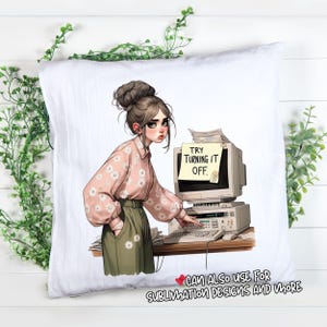 K&ouml;nnte beinhalten: Wei&szlig;es Kissen mit einer gedruckten Illustration einer Frau und einem Computer. Die Frau tr&auml;gt ein rosa gebl&uuml;mtes Hemd und eine gr&uuml;ne Hose. Ein Haftzettel auf dem Computer lautet "VERSUCHEN SIE, ES AUSZUSCHALTEN". Das Kissen ist mit gr&uuml;nem Laub dekoriert.