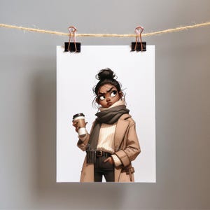 Op de afbeelding: Een digitale illustratieprint van een persoon met een donkere knot, gekleed in een beige trenchcoat, een witte geribbelde coltrui en een donkergrijze sjaal. De persoon houdt een witte koffiebeker met een zwarte deksel in de hand.