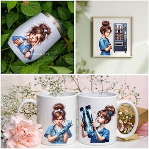 K&ouml;nnte beinhalten: Set aus drei wei&szlig;en Keramikbechern mit bunten Illustrationen einer Comic-Krankenschwester. Die Becher haben ein blaues und wei&szlig;es Design mit einem Stethoskop und einem medizinischen R&ouml;ntgenbild. Die Becher sind perfekt f&uuml;r eine Krankenschwester oder ein medizinisches Fachpersonal.