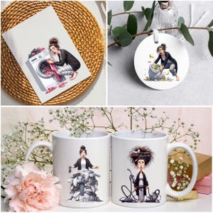 Puede incluir: Dos tazas blancas con ilustraciones coloridas de mujeres en situaciones humor&iacute;sticas. Una taza presenta a una mujer rodeada de ropa, la otra muestra a una mujer con una aspiradora enredada alrededor de su cabeza.