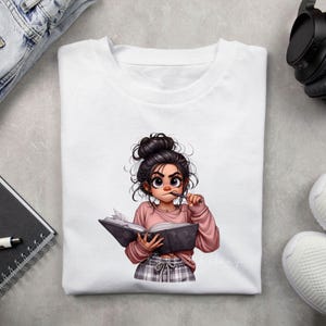 Peut inclure: T-shirt blanc avec une illustration de dessin anim&eacute; d'une femme aux cheveux noirs en chignon, tenant un livre et un stylo. Elle porte une chemise rose &agrave; manches longues et un short &agrave; carreaux. L'image est une illustration num&eacute;rique.