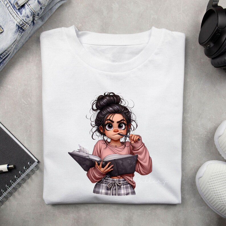 Peut inclure: T-shirt blanc avec une illustration de dessin anim&eacute; d'une femme aux cheveux noirs en chignon, tenant un livre et un stylo. Elle porte une chemise rose &agrave; manches longues et un short &agrave; carreaux. L'image est une illustration num&eacute;rique.