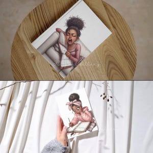 Peut inclure: Un carnet blanc avec une illustration de dessin anim&eacute; d'une femme noire b&acirc;illant tout en &eacute;crivant. Le carnet est pos&eacute; sur une table en bois. L'illustration est dans les tons de rose, marron et blanc. Le texte "H. Art Gallery" est visible.