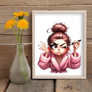 K&ouml;nnte beinhalten: Eine Cartoon-Illustration einer Frau in einem rosa Morgenmantel, die sich Mascara auftr&auml;gt. Sie hat einen unordentlichen Dutt und einen &uuml;berraschten Gesichtsausdruck.