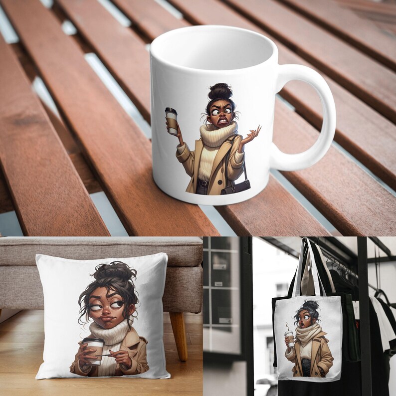 Op de afbeelding: Een witte keramische mok, een vierkant sierkussen en een witte draagtas, elk voorzien van een cartoonillustratie van een persoon met een knot, een beige trenchcoat en een cr&egrave;mekleurige coltrui, die een koffiebeker vasthoudt.