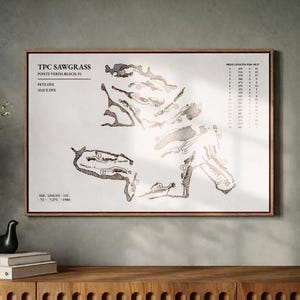 Può includere: Stampa incorniciata del campo da golf TPC Sawgrass a Ponte Vedra Beach, FL. Il layout del campo è raffigurato in una mappa dettagliata con lunghezze delle buche e informazioni sul par. La stampa include i nomi Pete Dye e Alice Dye. La cornice è di colore marrone caldo.