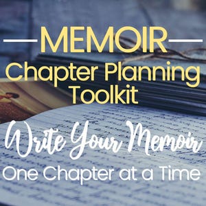 Puede incluir: Primer plano de una pila de papeles con el texto "MEMOIR - Chapter Planning Toolkit" y "Write Your Memoir One Chapter at a Time" sobre un fondo azul.