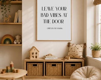 Lassen Sie Ihre schlechten Vibes an der Tür drucken | Moderne Typografie Wandkunst | Minimalistisches Zitat Poster | Neutral Home Decor | Eingangsbereich Printable