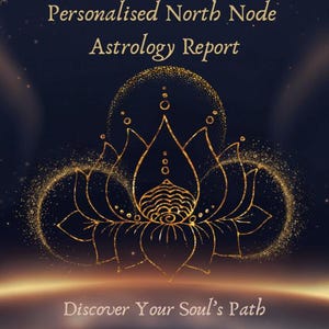 Könnte beinhalten: Dunkelblauer Hintergrund mit goldenem Text und Akzenten. Der Text lautet "Personalised North Node Astrology Report" und "Discover Your Soul's Path". Ein goldenes Lotusblumen-Design befindet sich in der Mitte, umgeben von einem funkelnden Goldring.