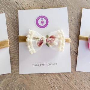 Handgefertigte Baby Schleifen / Haarband Schleife / rosa / Blumen / Ostern / Baby Mädchen Schleife / Haarband Schleife / Spitze