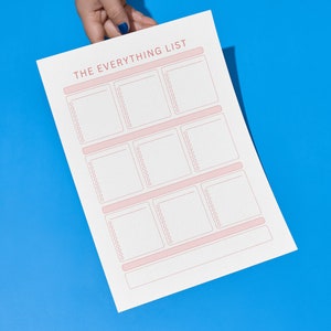Puede incluir: Una hoja de papel blanca con el t&iacute;tulo "THE EVERYTHING LIST" impreso en rosa. El papel est&aacute; dividido en seis secciones con l&iacute;neas rosas y l&iacute;neas punteadas. El papel est&aacute; siendo sostenido por una mano.