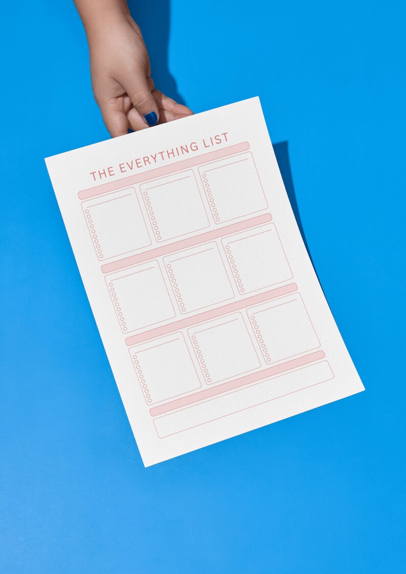 Puede incluir: Una hoja de papel blanca con el t&iacute;tulo "THE EVERYTHING LIST" impreso en rosa. El papel est&aacute; dividido en seis secciones con l&iacute;neas rosas y l&iacute;neas punteadas. El papel est&aacute; siendo sostenido por una mano.