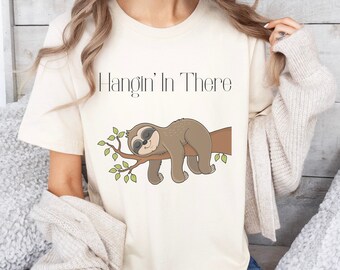 T-shirt bradipo carino, amante degli animali, divertente, scherzo, t-shirt uomo e donna unisex, solo appeso lì dentro