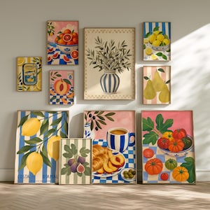 Op de afbeelding: Een galerijwandset van negen kunstprints met mediterrane illustraties van citroenen, sinaasappels, peren, vijgen, tomaten, olijven en croissants in blauwe, gele, groene en rode tinten met ruit- en streepmotieven.