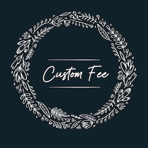 Könnte beinhalten: Dunkelblauer Hintergrund mit einem weißen floralen Kranz. Der Text "Custom Fee" ist in Schreibschrift innerhalb des Kranzes geschrieben. Der Kranz besteht aus verschiedenen Blättern und floralen Elementen.