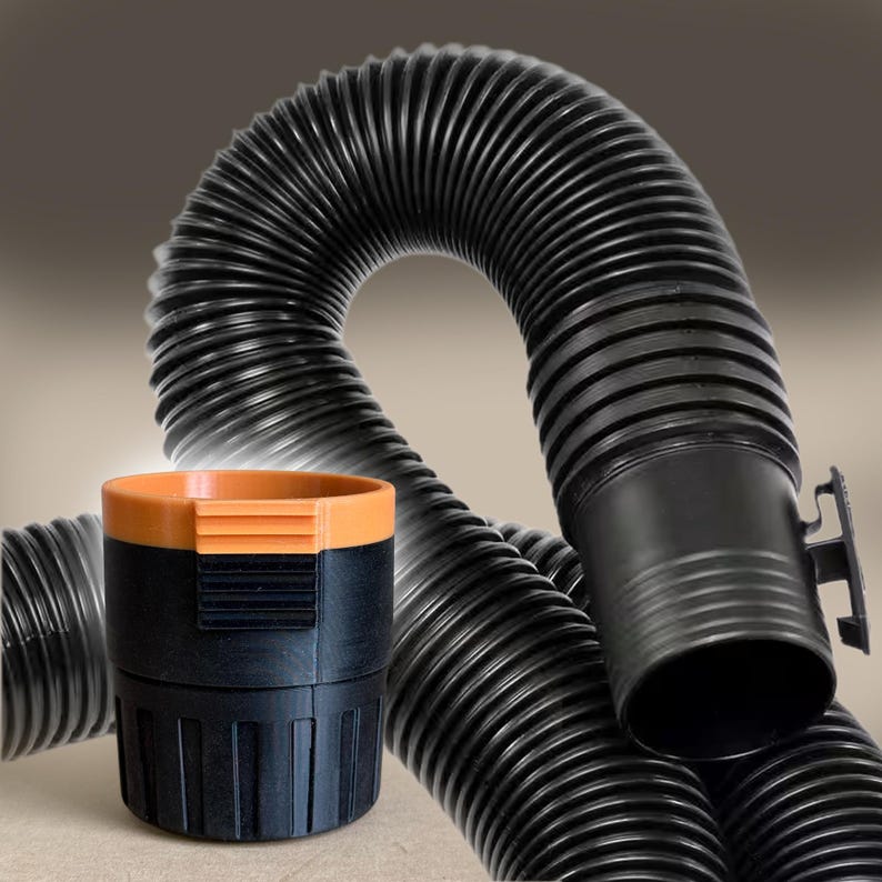 Puede incluir: Manguera flexible corrugada negra con un conector naranja y negro. La manguera est&aacute; hecha de un material acanalado y est&aacute; dise&ntilde;ada para doblarse y curvarse. El conector tiene un dise&ntilde;o rectangular.