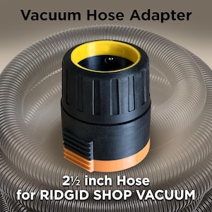 Puede incluir: Adaptador de manguera de aspiradora negro y naranja con un anillo interior amarillo. El texto "Vacuum Hose Adapter" est&aacute; en la parte superior y "2 1/2 inch Hose for RIDGID SHOP VACUUM" en la parte inferior. Una manguera flexible transparente en el fondo.