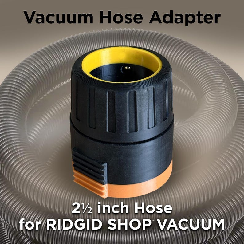 Puede incluir: Adaptador de manguera de aspiradora negro y naranja con un anillo interior amarillo. El texto "Vacuum Hose Adapter" est&aacute; en la parte superior y "2 1/2 inch Hose for RIDGID SHOP VACUUM" en la parte inferior. Una manguera flexible transparente en el fondo.