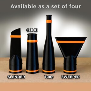 Pu&ograve; includere: Un set di quattro accessori neri per aspirapolvere con bande arancioni. Gli accessori includono un ugello sottile, un pezzo a forma di cono, un pezzo a forma di tubo e un accessorio per la pulizia. Il testo "Disponibile come set di quattro" &egrave; in alto.