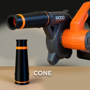 Pu&ograve; includere: Soffiatore per foglie Ridgid nero e arancione con un accessorio a cono. Il cono &egrave; nero con bande arancioni. La parola "CONE" &egrave; stampata in bianco sulla superficie.