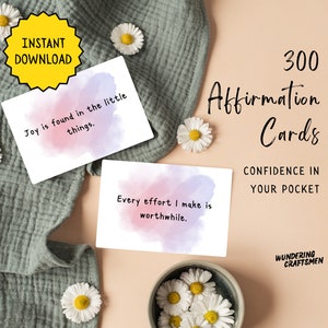 Peut inclure: Un jeu de 300 cartes d'affirmation avec des arrière-plans aquarelle. Les cartes présentent des affirmations positives telles que "La joie se trouve dans les petites choses." et "Chaque effort que je fais en vaut la peine."