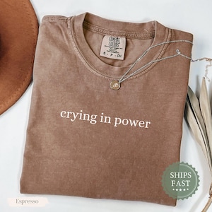Comfort Colors® Crying in Power Shirt, T-Shirt mit Zitat für Frauen, feministisches Shirt, inspirierendes Shirt, Mädchen-Power-Shirt, trendige Frauen