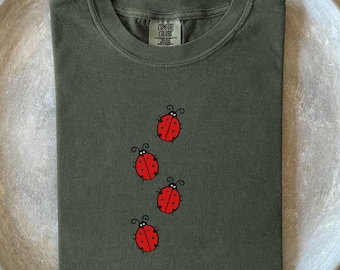 てんとう虫シャツ コンフォートカラー - ミニマリストてんとう虫Tシャツ - 自然を愛する女性へのプレゼントに最適