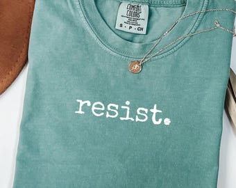 Camiseta Comfort Colors Resist – Camiseta com estampa ativista progressista