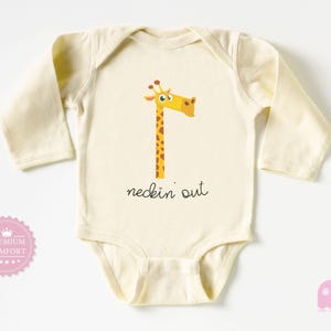 Body de bebê Neckin’ Out - Roupa de bebê girafa alta - Roupas adoráveis para bebê - Presente para recém-nascido - Presente de chá de bebê - Body de girafa fofo