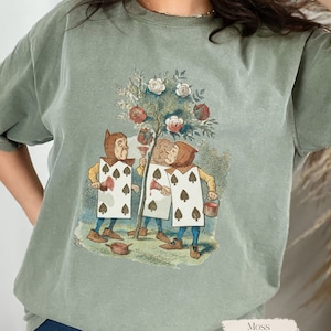 Alice im Wunderland Gemälde die Rosen Rot Comfort Farben Shirt, Vintage Karte Soldaten Shirt, Retro 90er Märchen Shirt, Magic Kingdom T-Shirt