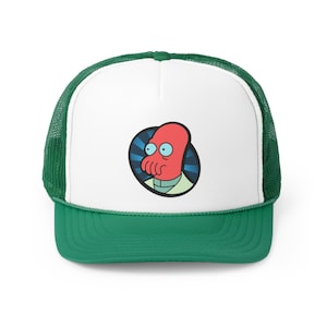 Puede incluir: Una gorra de camionero blanca y verde con un personaje de dibujos animados rojo con ojos grandes y tentáculos en la parte delantera. El personaje lleva una camisa blanca y tiene un fondo azul.