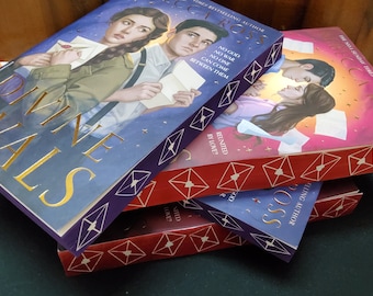 Rivales divinos y votos despiadados de Rebecca Ross: Edición especial de tapa blanda con bordes rociados, Cartas de encantamiento