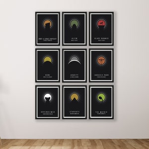 Könnte beinhalten: Neun minimalistische Filmplakatdrucke in Schwarzweiß mit ikonischen Symbolen aus den Filmen 2001: Odyssee im Weltraum, Alien, Blade Runner, Dune, Gravity, Jurassic Park, Oppenheimer, Stargate und Matrix.