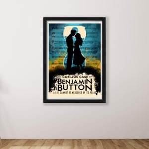 Puede incluir: Póster enmarcado con la silueta de una pareja abrazándose sobre un fondo de notas musicales y un degradado azul y amarillo. El título "The Curious Case of Benjamin Button" se muestra debajo, con la cita "A life cannot be measured by its years."