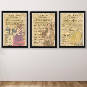 Könnte beinhalten: Drei gerahmte Drucke von Notenblättern mit Illustrationen von Figuren aus dem Musical Les Misérables. Die Drucke sind betitelt mit "Master of the House", "On My Own" und "Castle on a Cloud".