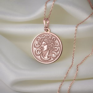 Collana Medusa in oro massiccio 14K, Ciondolo Medusa personalizzato, Ciondolo mitologia Gorgone, Collana con fascino greco, Fascino della mitologia greca antica immagine 5