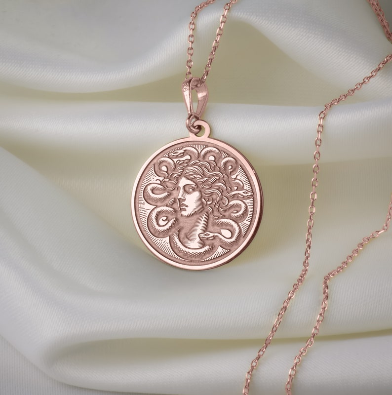 Collana Medusa in oro massiccio 14K, Ciondolo Medusa personalizzato, Ciondolo mitologia Gorgone, Collana con fascino greco, Fascino della mitologia greca antica immagine 5