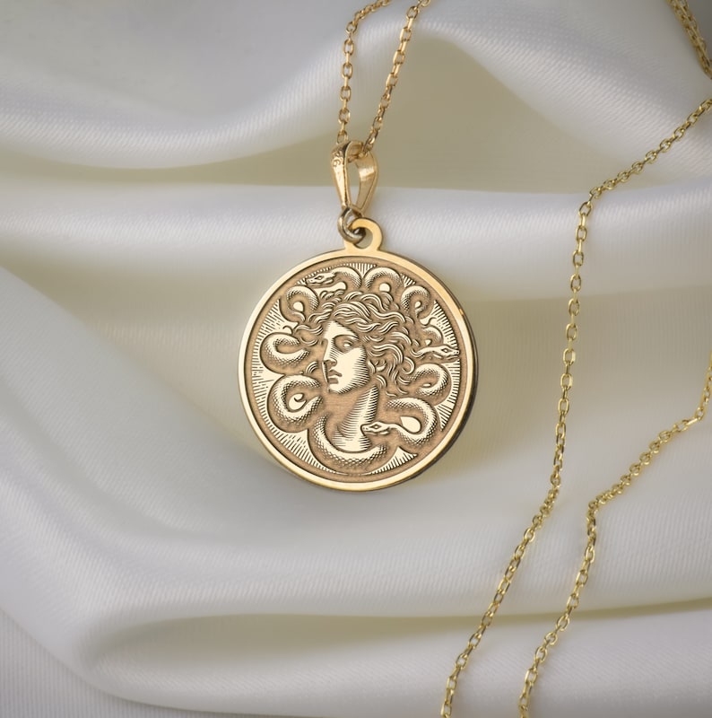 Collar Medusa de oro macizo de 14K, colgante Medusa personalizado, colgante de mitología Gorgona, collar de encanto griego, encanto de mitología griega antigua imagen 1
