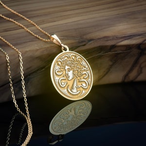 Collar Medusa de oro macizo de 14K, colgante Medusa personalizado, colgante de mitología Gorgona, collar de encanto griego, encanto de mitología griega antigua imagen 2