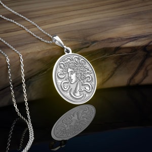 Collar Medusa de oro macizo de 14K, colgante Medusa personalizado, colgante de mitología Gorgona, collar de encanto griego, encanto de mitología griega antigua imagen 4