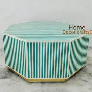 Può includere: Tavolino da caffè ottagonale con un design a strisce verde e bianco. Il tavolo ha una base dorata ed è realizzato in intarsio osseo.