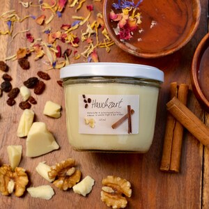 Könnte beinhalten: Ein Glasgefäß gefüllt mit einer weißen, cremigen Substanz mit der Aufschrift "Haubczart" mit Zimtstangen und anderen Zutaten, die um ihn herum verstreut sind.