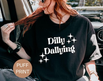 Camiseta Dilly Dallying, divertida camiseta con dicho sureño, estampado abullonado, colores cómodos, camiseta gráfica vintage de moda, camiseta informal con humor.
